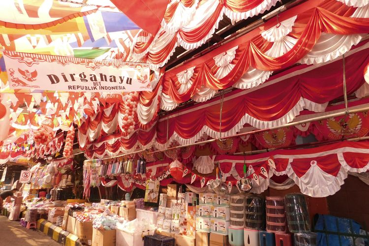 Bendera Merah Putih hingga Backdrop Rumah Paling Laris di Pasar Jatinegara Jelang 17 Agustus