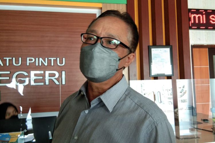 MANTAN DIRUT--Mantan Dirut PDAM Kota Madiun, Bambang Irianto memberikan penjelasan usai diperiksa sebagai saksi kasus dugaan korupsi pemotongan honor THL 2017-2021, Kamis (28/10/2021). 