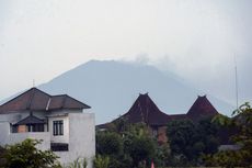 Gunung Agung Terus Keluarkan Asap Tebal Diiringi Gempa Embusan