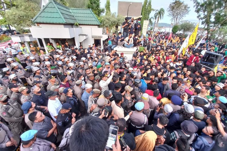 Wagub Kaltim Hadi Mulyadi saat berada di tengah kerumunan pendemo protes kenaikan harga BBM di depan kantor Gubernur Kaltim, Jalan Gajah Mada, Samarinda, Selasa (6/9/2022).