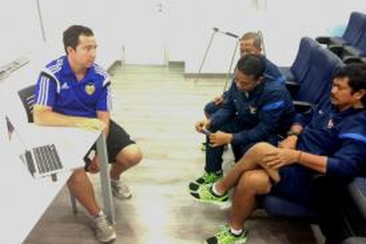 Toni Hernandes selaku Departemen Metedologi Valencia berdiskusi dengan pelatih Tim Nasional Indonesia U-19, Indra Sjafri. 