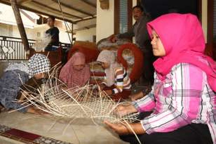 Para ibu rumah tangga di Desa Kelir Kecamatan Kalipuro sedang belajar menganyam bambu untuk truntum bahan dasar kerajinan bambu Rabu (9/11/2016)