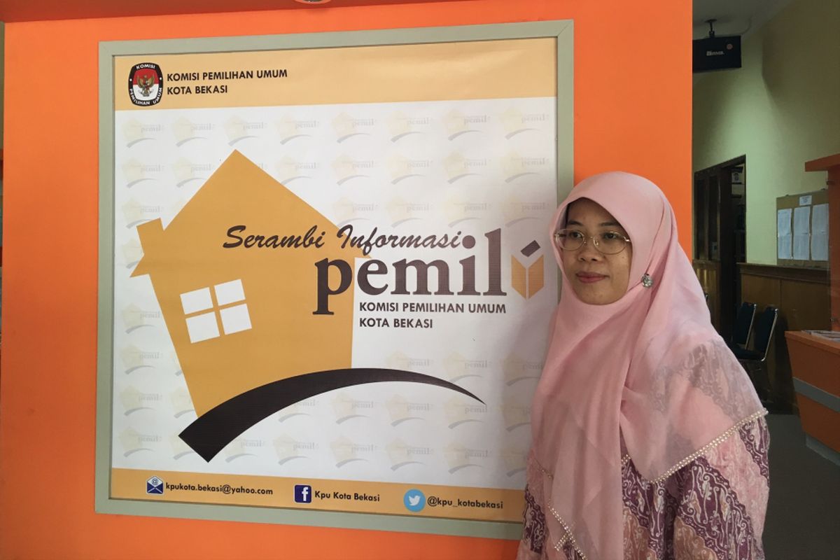Komisioner Divisi Sosialisasi dan SDM KPU Kota Bekasi, Nurul Sumarheni saat Komisi Nasional Hak Asasi Manusia (Komnas HAM) mendatangi KPU Kota Bekasi, Rabu (12/7/2017).
