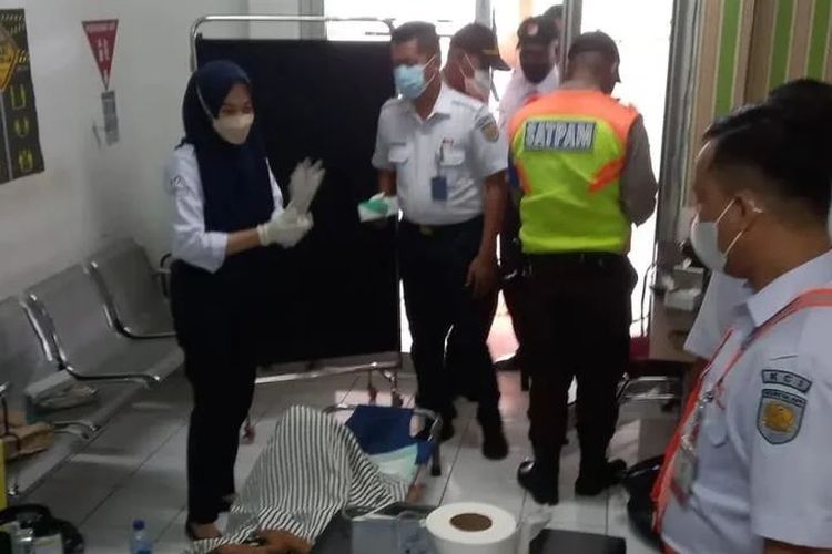 Siti Fatimah (17) melahirkan seorang bayi laki-laki di Stasiun Tanah Abang, Jakarta pada Senin (23/1/2023) usai mengalami kontraksi di KRL No. 2033 relasi Tiga Raksa-Tanah Abang.