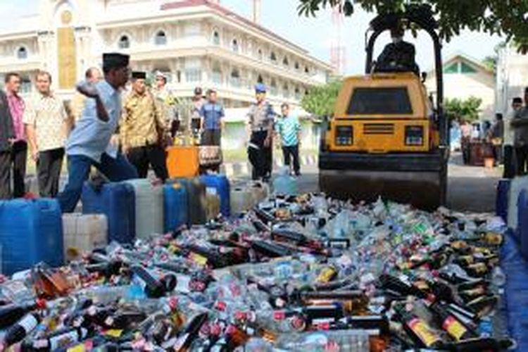 Polres Semarang memusnahkan ribuan botol miras di Alun-alun Mini Ungaran, Jumat (4/7/2014) siang.
