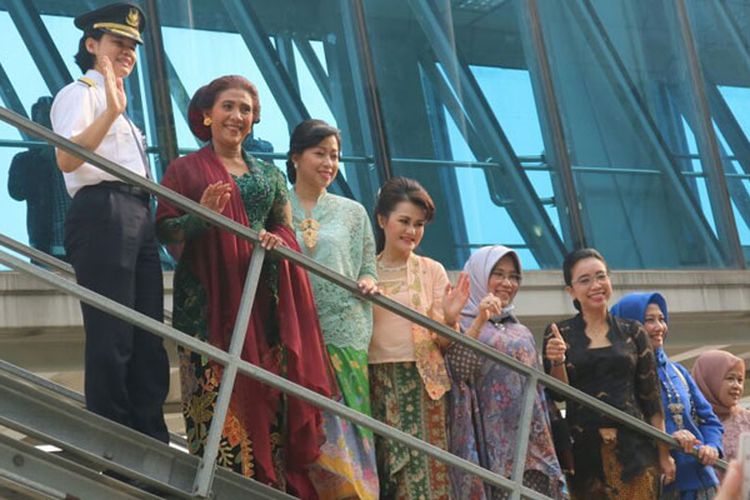 Menteri Kelautan dan Perikanan Susi Pudjiastuti bersama pilot dan para staf perempuan Garuda Indonesia di Terminal 3 Bandara Soekarno Hatta, Sabtu (21/4/2018), mengenakan kebaya bebas dalam rangka Kartini Flight GA204 dari Jakarta ke Yogyakarta.