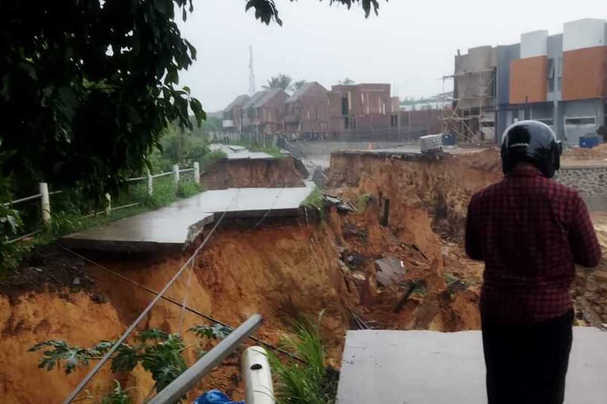 Tanah Longsor, Jalan Penghubung Bogor-Tangerang Terputus