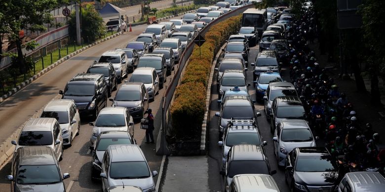 Sejumlah kendaraan terjebak kemacetan di jalan HR Rasuna Said, Kuningan, Jakarta Selatan, Selasa (25/7/2017). Direktorat Lalu Lintas Polda Metro Jaya memberlakukan rekayasa lalu lintas untuk mempercepat pengerjaan proyek pembangunan underpass Mampang-Kuningan.