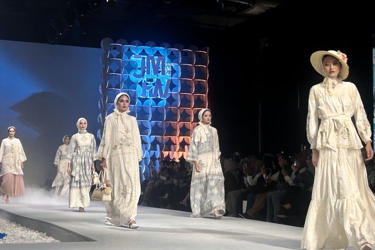 Busana koleksi Ayu Dyah Andari bertajuk ‘Sora’ di Jakarta Modest Fashion Week 2026, di Jakarta Selatan, Kamis (7/11/2025). Desainer Ayu Dyah Andari membagikan cara merawat baju bordir agar tetap awet, tak mudah rusak, dan terlihat seperti baru meski sering dipakai.