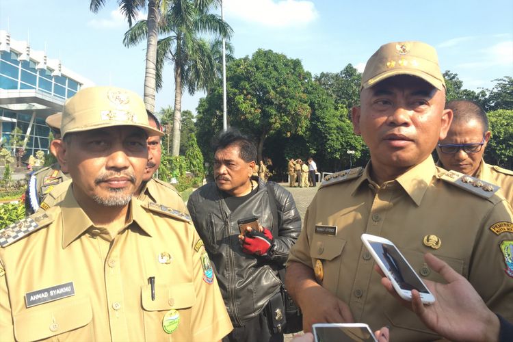  Walikota Bekasi Rahmat Effendi (kanan) dan Wakil Walikota Bekasi Ahmad Syaikhu (kiri), usai apel pagi di Pemerintahan Kota (Pemkot) Bekasi, Senin (3/7/2017).