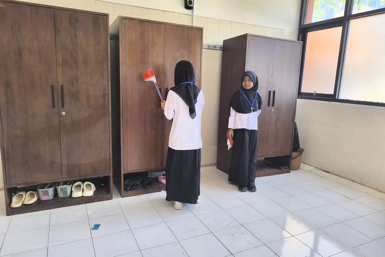 Dua siswi SRMP 29 Pamekasan berada di kamar asrama pasca peresmian, Jumat (15/8/2025) lalu.