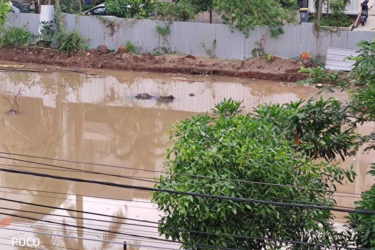 Lokasi pembangunan BTB School di Taman Pluit Putri, Penjaringan, Jakarta Utara terendam banjir akibat hujan deras pada Senin (21/9/2020) malam.