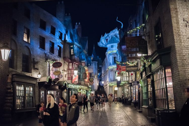 Ilustrasi Diagon Alley di The Wizarding World of Harry Potter Universal Studios Florida. 