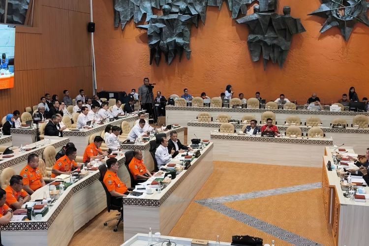 Kepala Badan Meteorologi, Klimatologi, dan Geofisika (BMKG) Teuku Faisal Fathani di rapat Komisi V DPR, Kompleks Parlemen, Jakarta, Senin (1/12/2025).