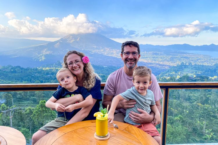 Corine dan Dave Pruden bersama putra kembar mereka menetap di Bali selama masa lockdown di Inggris.