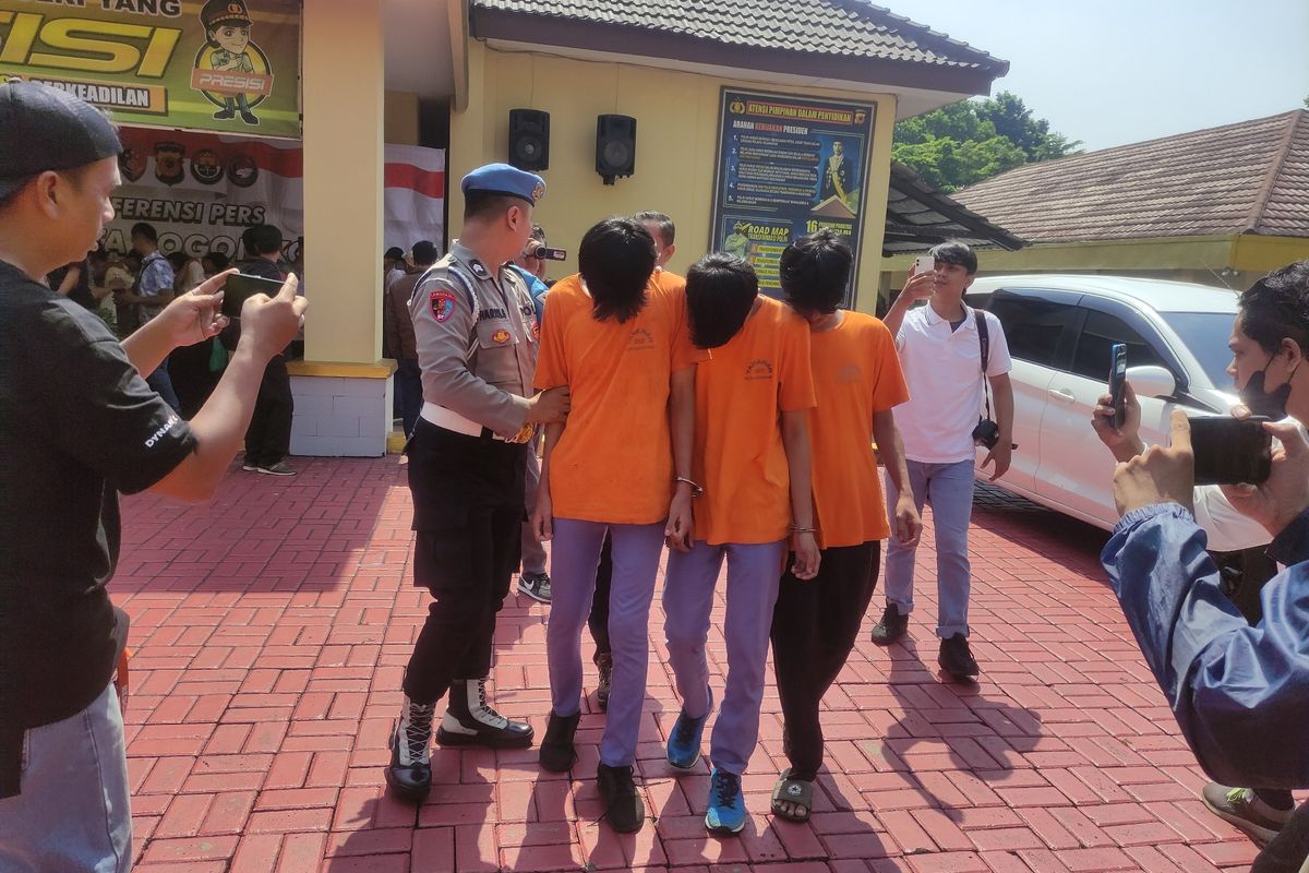 Tiga pelajar pelaku pembacokan terhadap dua siswa lain saat digiring di Mapolresta Bogor Kota, Sabtu (8/6/2024).