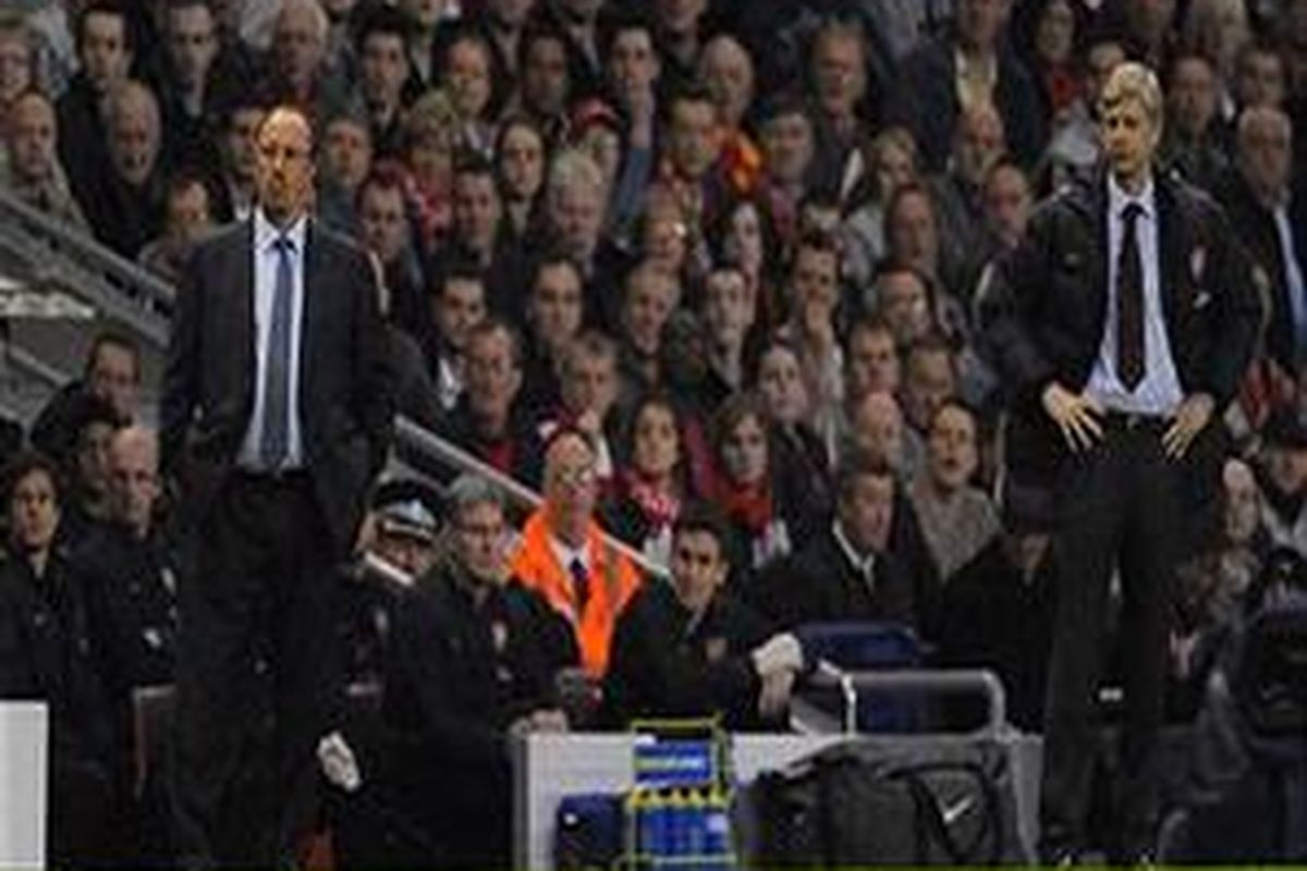 Pelatih Liverpool, Rafael Benitez (kiri) dan pelatih Arsenal, Arsene Wenger (kanan) menyaksikan anak-anak didiknya bertarung, Selasa (24/4) dini hari WIB. Kedua tim berbagi angka setelah bermain imbang 4-4.