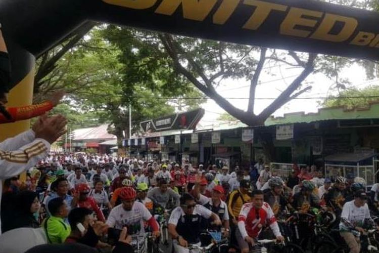 Kegiatan olahraga massal yang mengambil tema Bangun Indonesia itu, setidaknya diikuti lebih dari 15 ribu orang, di mana diantaranya ada yang bersepeda dan jalan sehat dengan mengabil start sekaligus finis di Lapangan Pantai Seruni, Bantaeng