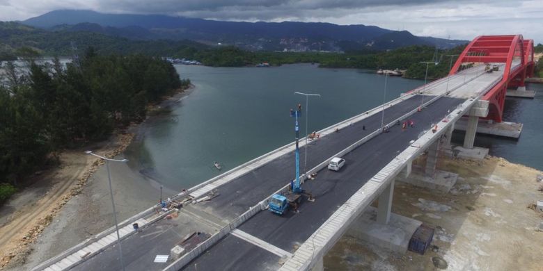 Jembatan penghubung Holtekamp dan Hamadi diatas teluk Youtefa, Papua.