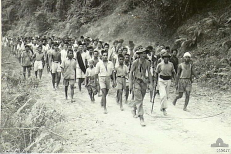 Warga Desa Juata akan melapor ke NICA di Tarakan, setelah evakuasi pada 9 Mei 1945, selama Pertempuran Tarakan melawan Jepang.