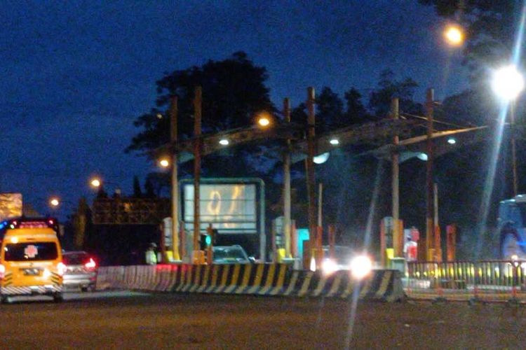 Arus Kendaraan di Gerbang Tol Merak Ramai lancar