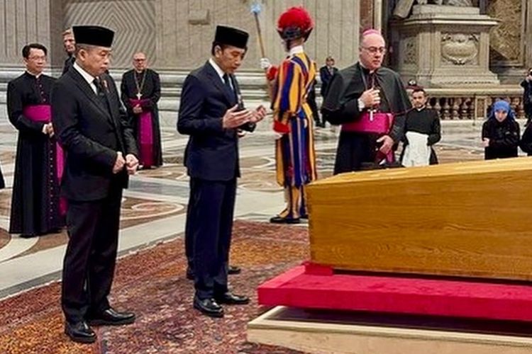 Jokowi Berdoa di Depan Jenazah Paus Fransiskus