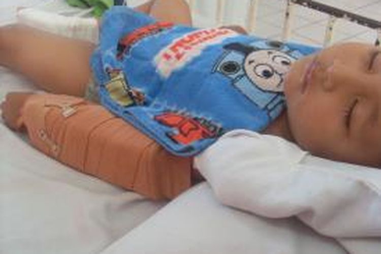 Hanif dirawat di rumah sakit akibat jatuh dari lantai 3 salah satu pusat belanja di Balikpapan, Kalimantan Timur, Minggu (11/8/2013).