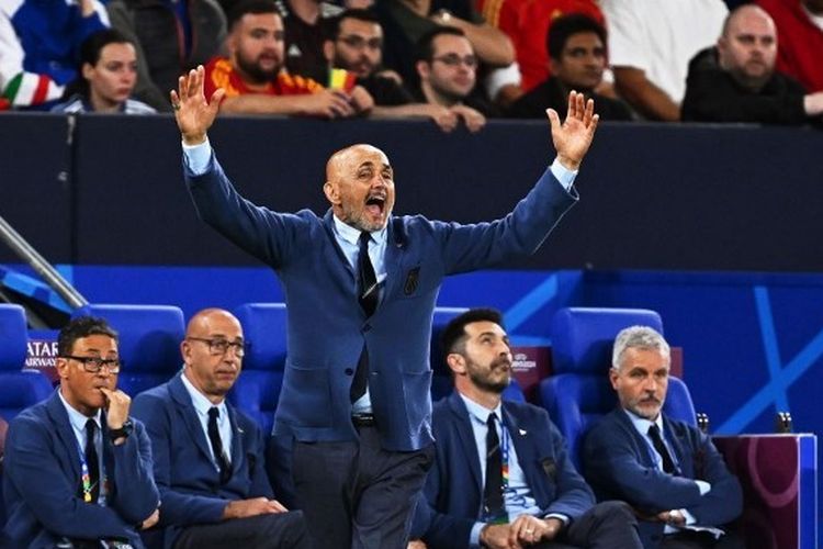 Ekspresi pelatih Italia, Luciano Spalletti, saat timnya melawan Spanyol di Piala Eropa 2024 pada Kamis (20/6/2024).  