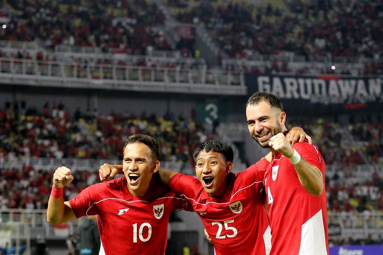 Pemain timnas Indonesia Egy Maulana Vikri, Beckham Putra dan Jordi Amat selebrasi usai menjebol gawang Taiwan saat laga FIFA Matchday yang berakhir dengan skor 6-0 berlangsung di Stadion Gelora Bung Tomo Surabaya, Jawa Timur, Jumat (5/9/2025) malam.
