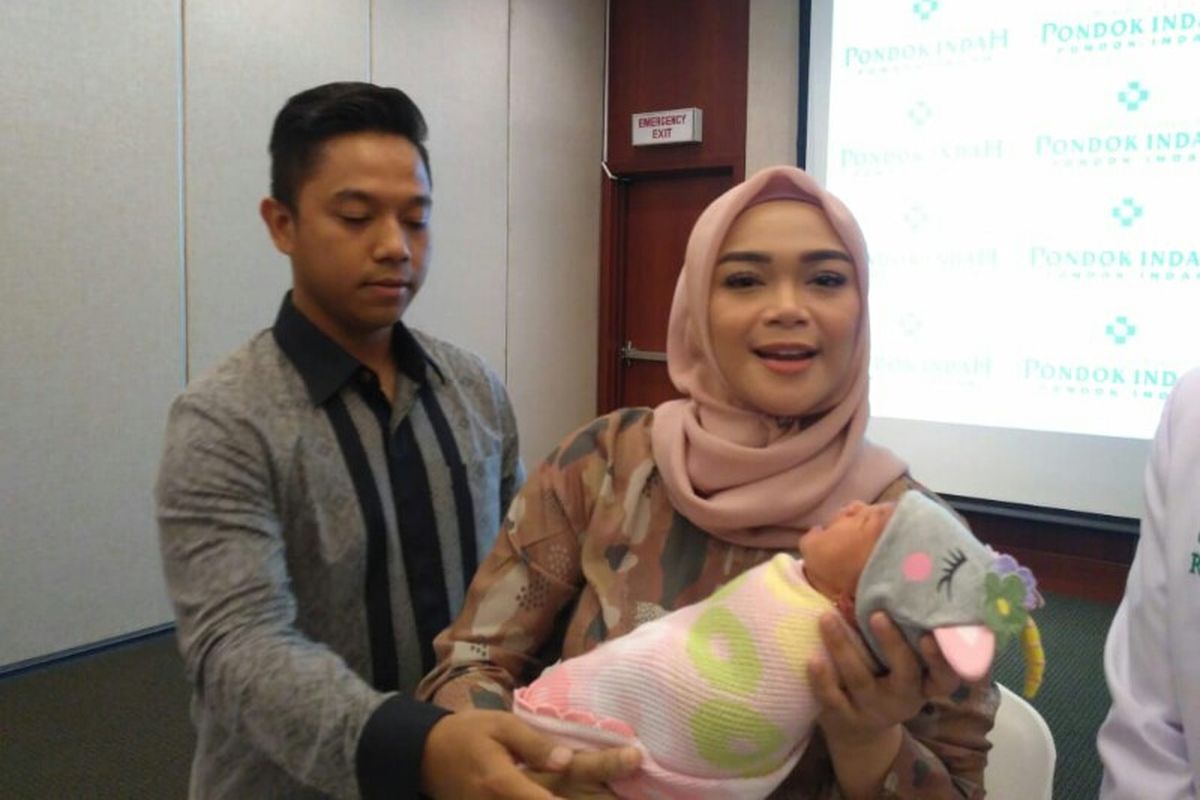 Artis peran Sheza Idris dan suaminya Surya Ibrahim menggendong anak pertama mereka Adreena Aisyah saat jumpa pers usai prosesi kelahiran di Rumah Sakit Pondok Indah, Jakarta Selatan, Kamis (3/1/2019).