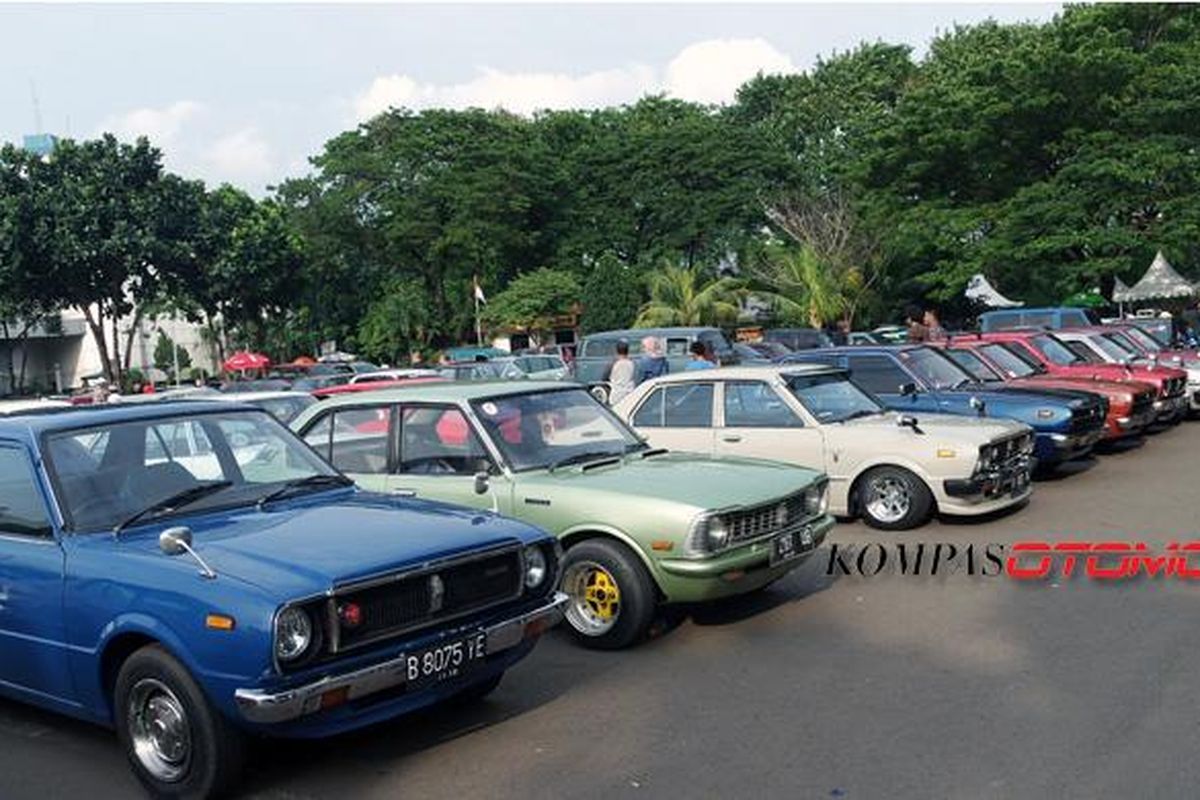 Setidaknya 44 komunitas mobil tua berkumpul di Parkir Timur, Senayan, Jakarta, membahas penolakan pelarangan mobil berumur lebih dari 10 tahun beredar di Jakarta, Minggu (18/1/2015). 