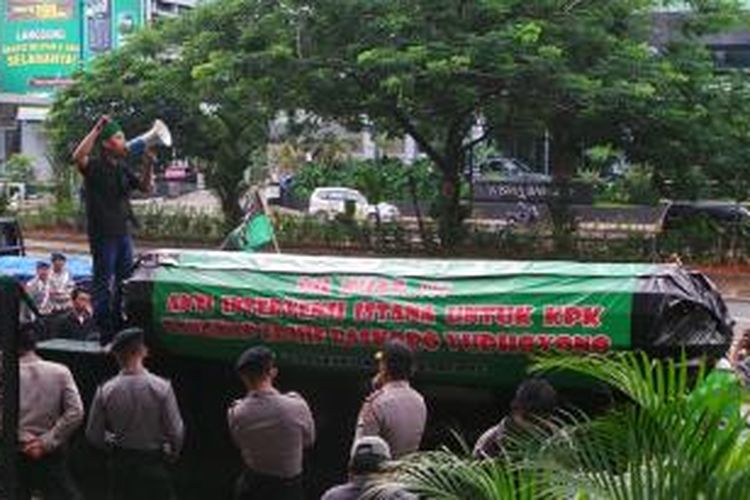 Demo anggota HMI di depan Gedung KPK