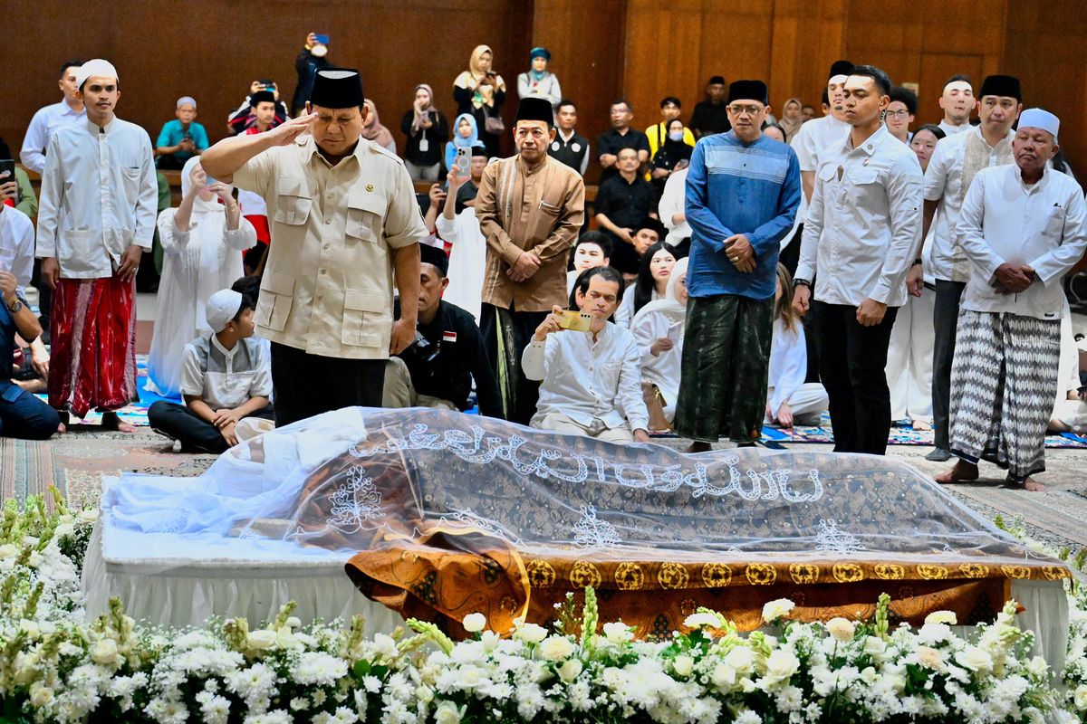 Presiden Prabowo Subianto memberikan penghormatan terakhir kepada sosok Wakil Gubernur Jakarta periode 1984-1987 dan tokoh pencak silat nasional, Mayjen TNI (Purn.) Eddie Marzuki Nalapraya saat melayatnya di Padepokan Pencak Silat TMII, Jakarta Timur, Selasa (13/5/2025).