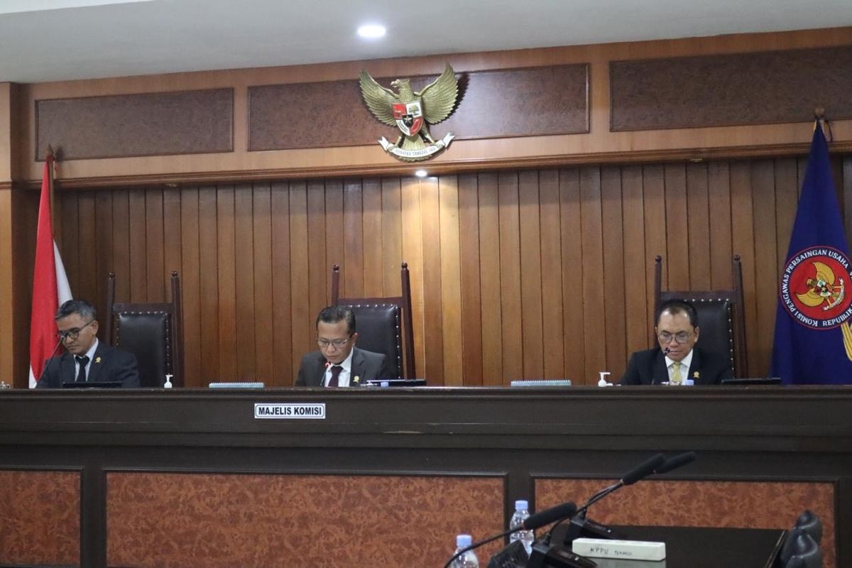 Sidang Majelis  Komisi Pengawas Persaingan Usaha (KPPU) yang dipimpin Ketua Majelis Moh Noor Rofieq serta anggota majelis M Fanshurullah Asa dan Rhido Jusmadi menjatuhkan sanksi dengan Rp 449 miliar kepada Sany Group di Jakarta, Selasa (5/7/2025).