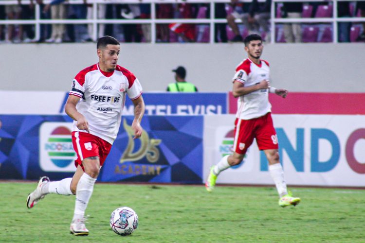 Gelandang asing Persis Solo, Alexis Messidoro (kiri).