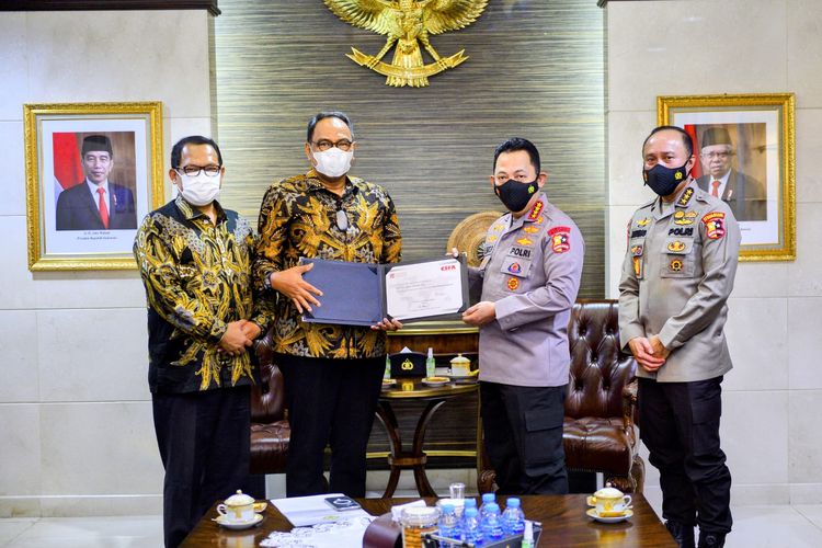 Kepala Kepolisian Negara Republik Indonesia (Kapolri) Jenderal Listyo Sigit Prabowo menerima sertifikasi profesi Certified State Finance Auditor (CSFA) dari Badan Pemeriksa Keuangan (BPK) di Mabes Polri, Jakarta, Selasa (18/1/2022). Foto: Divisi Humas Polri
