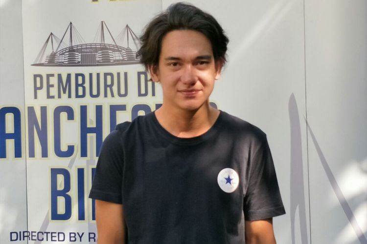 Adipati Dolken saat jumpa pers film Pemburu di Manchester Biru, di kawasan Kebayoran Baru, Jakarta Selatan, Jumat (11/5/2018).