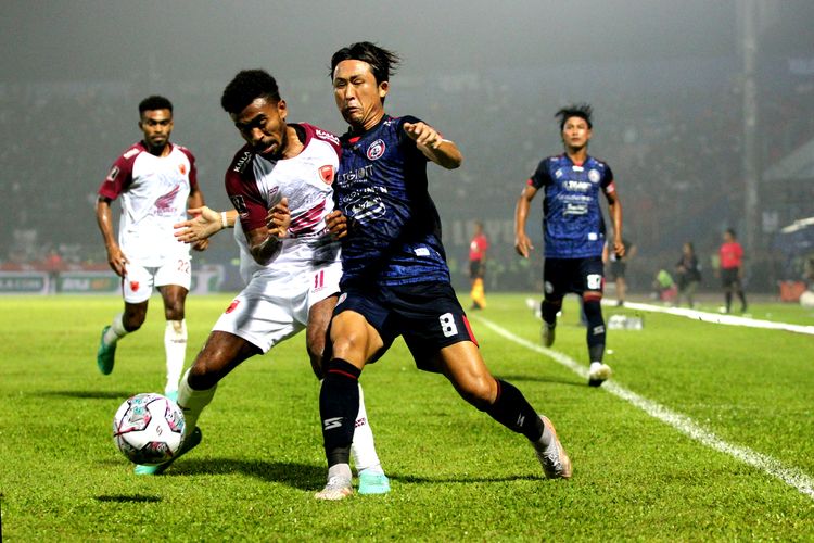 Suasana perebutan bola Yance Sayuri (11) dan Renshi Yamaguchi (8) dalam laga Grup D Piala Presiden 2022 Arema FC vs PSM Makassar di Stadion Kanjuruhan, Kabupaten Malang, Sabtu 11 Juni 2022.