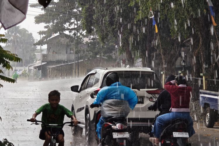 Hujan Lebat Guyur Samarinda Setelah 3 Bulan Kemarau, Warga: Yang Ditunggu Selama Ini