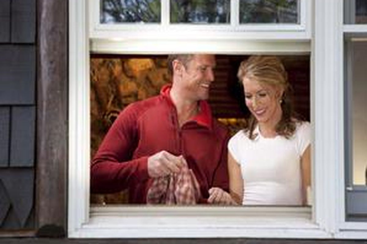 Ajak suami dengan nada baik-baik. Jangan dengan intonasi tinggi dan seperti ajak bertengkar. 