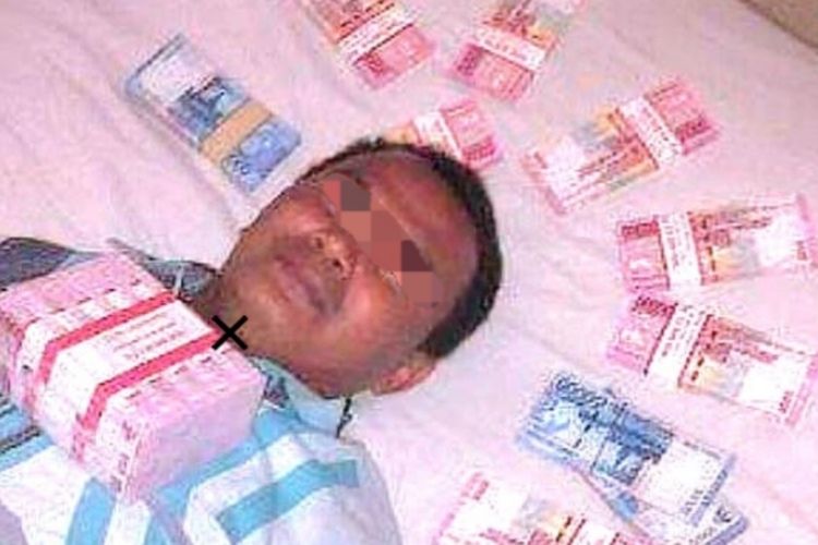 Foto mantan Kades Lukit, Edy Gunawan saat tidur di atas uang yang viral di media sosial.