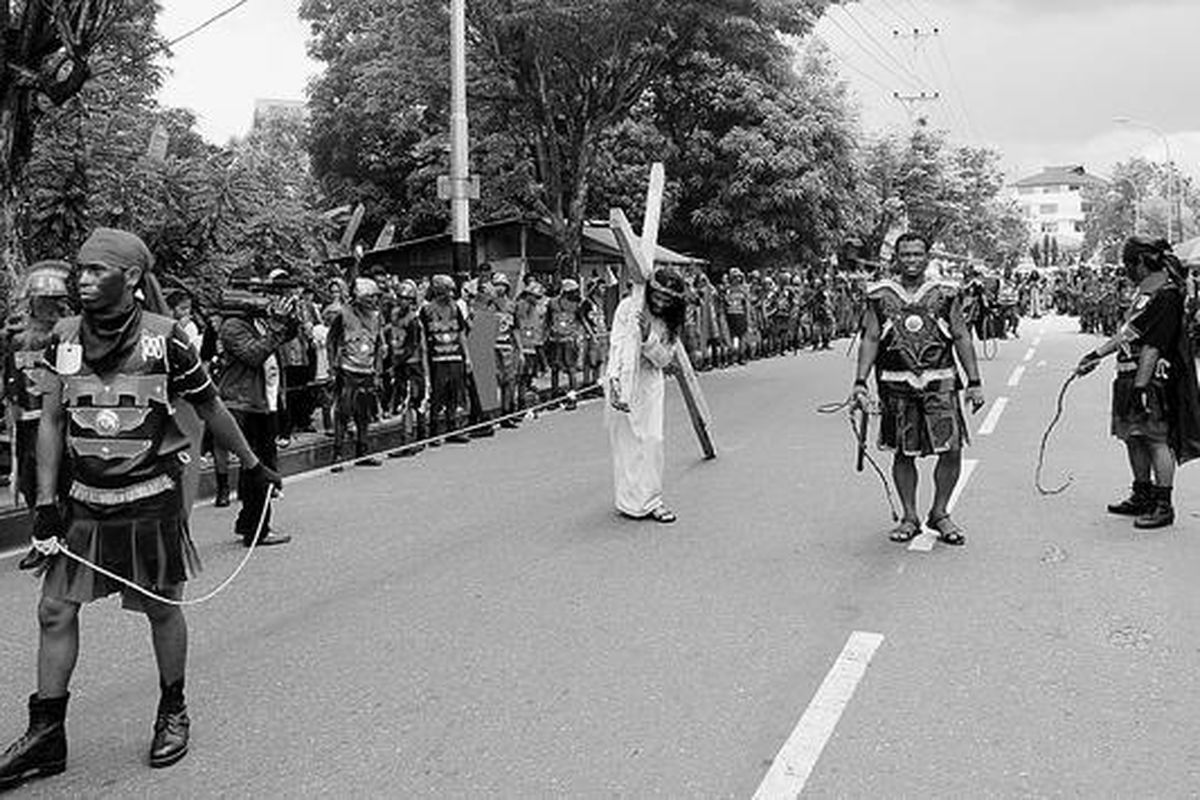 Prosesi Jalan Salib untuk mengenang kesengsaraan dan penyaliban Yesus Kristus digelar di Ambon, Maluku, Jumat (6/4). Prosesi yang menjadi bagian dari perayaan Paskah ini diharapkan menjadi titik awal perubahan, pertobatan, perdamaian, dan juga perekat persaudaraan antarumat beragama di Maluku.