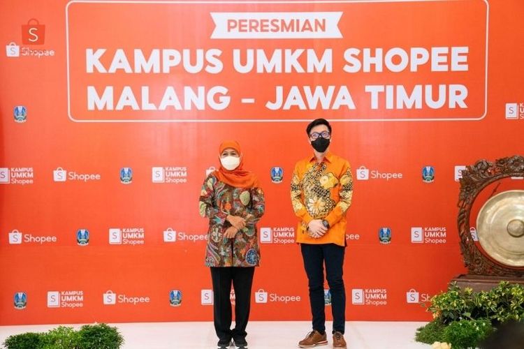 Gubernur Jawa Timur Khofifah Indar Parawansa dan Direktur Eksekutif Shopee Indonesia Handhika Jahja saat meresmikan  Kampus UMKM Shopee Malang. 