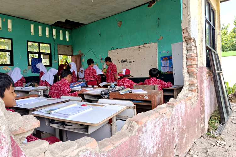 Di Balik Dinding Bolong, Siswa SDN Sukajadi 03 Bekasi Mengeja Masa Depan