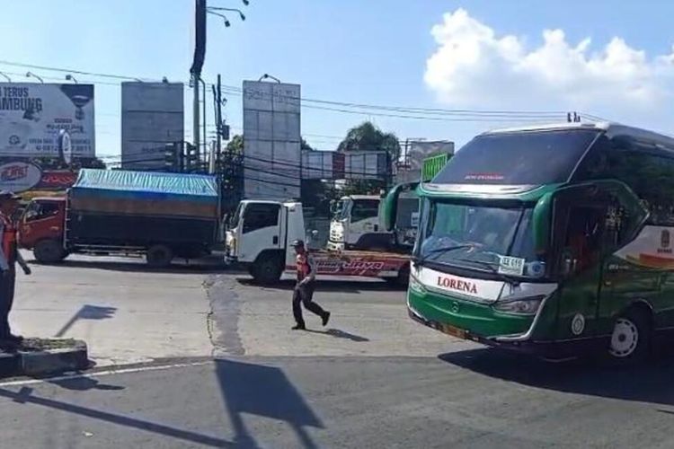 Dishub Semarang Cegat Bus AKAP yang Masuk Jalan Prof Hamka, Sopir Diminta Taat Rambu