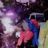 Pohon Tumbang Timpa Mobil Berpenumpang Lima Orang di Madiun