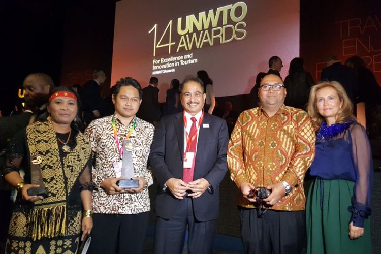 Menteri Pariwisata, Arief Yahya (tengah) dan salah satu perwakilan Indonesia, yaitu TripOnYu menang dalam kategori Tourism Inovation NGO, dalam helatan UNWTO Awards for Innovation in Tourism ke 14, di Madrid, Spanyol, Rabu (17/01/2018).