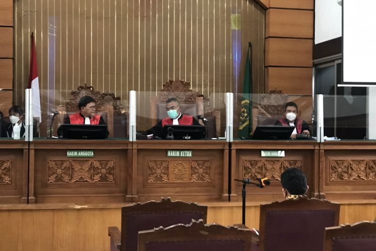 Terdakwa Ferdy Sambo berada di ruang sidang Oemar Seno Adji untuk menghadapi sidang perdana kasus pembunuhan berencana terhadap Brigadir J di Pengadilan Negeri (PN) Jakarta Selatan, Senin (17/10/2022).