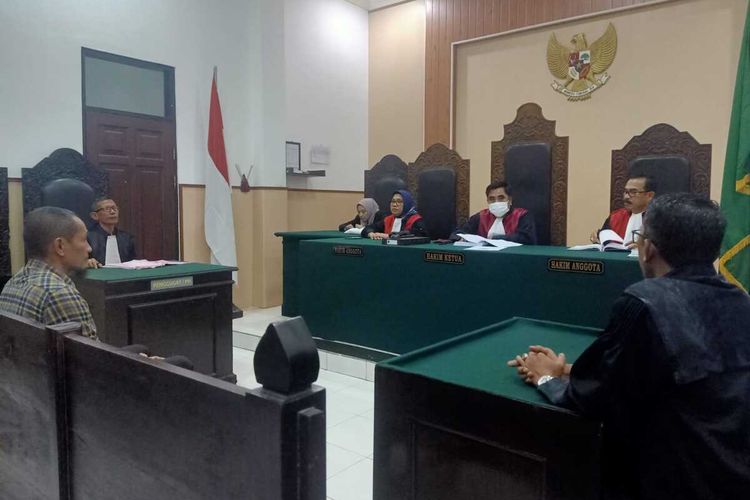 Mantan Ketua Komite Olahraga Nasional Indonesia (KONI) Kabupaten Dompu Putra Taufan saat menghadiri sidang putusan di Pengadilan Tinggi NTB, Jumat (2/2/2024).