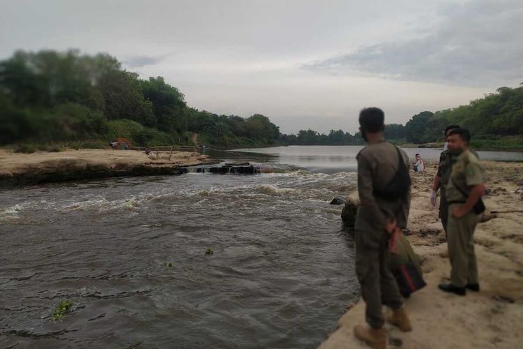 Sungai Bengawan Solo yang melintas di wilayah Kecamatan Cepu, Kabupaten Blora, Jawa Tengah kembali tercemar, Minggu (18/10/2020).